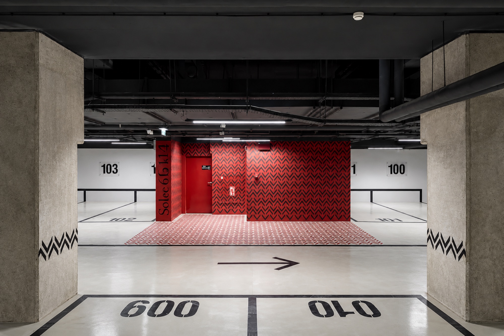 Garagem com intervenção autoral em vermelho